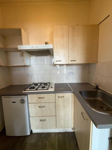 Studio flat with seperate kitchen -Ilford Station -£1150 Inclusive bills - Photo 5