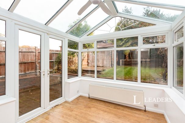 3 bedroom house to rent Henslow Way, GU21 - Photo 1