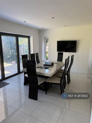 4 bedroom detached house to rent - Photo 4