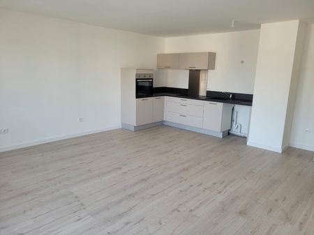 Location Appartement 3 pièces 66m² BAILLEUL 59270 - Photo 2