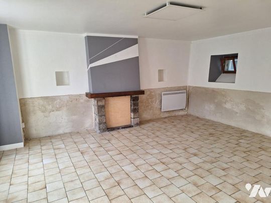 Maison de bourg mitoyenne F située en centre bourg - Photo 1