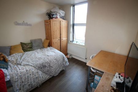 4 bedroom flat to rent - Photo 2