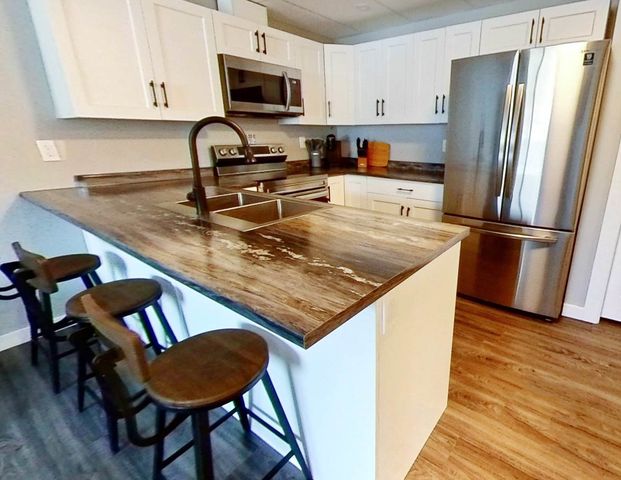 500-508 - 5021 49th Residential - 1 - Furnished - Photo 1