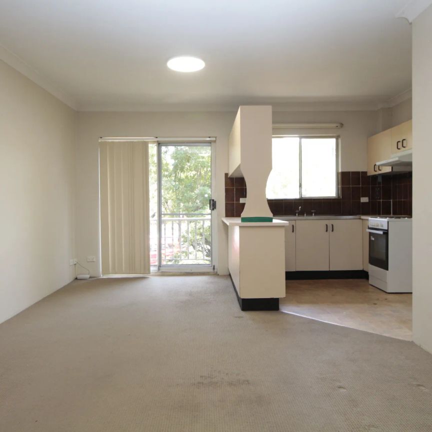 Two-Bedroom Apartment with Study in Prime Granville Location - Photo 1