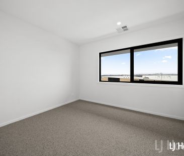 Stylish Split Level 2 Bedroom Home with Triple Garage - Photo 4