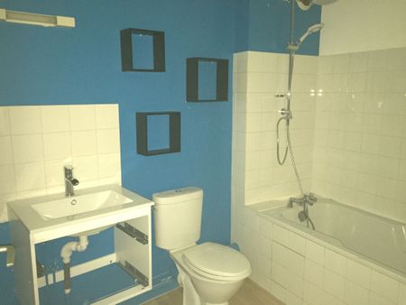 Location Appartement 4 pièces 82m² CONFOLENS 16500 - Photo 2