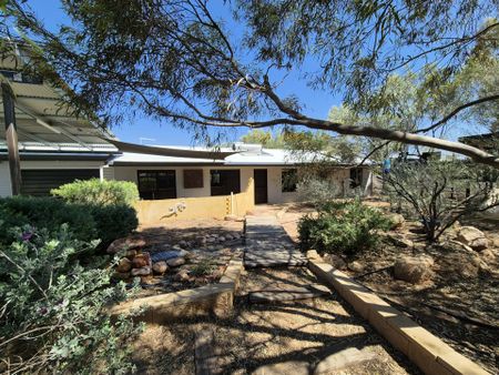 4 BEDROOM, 2 BATHROOM HOUSE IN EASTSIDE WITH LARGE OUTDOOR ENTERTAINING AREA - Photo 2