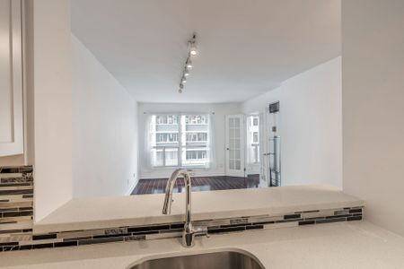 For Lease - 7 Carlton Street Unit# 714, Toronto, Ontario - Photo 2