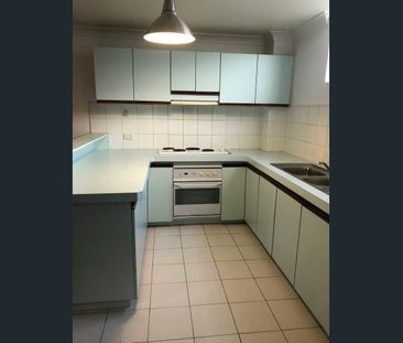 Inner-City Townhouse Living - Photo 4