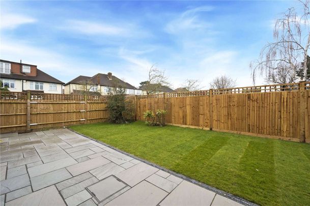 A modern three bedroom family home, presented to the highest standard. Also featuring private sunny-aspect rear garden and driveway for 2 cars. - Photo 1