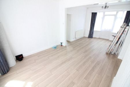 3 bedroom end of terrace house to rent - Photo 4