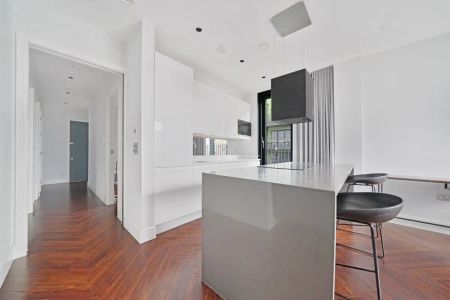 3 bedroom flat in London - Photo 4