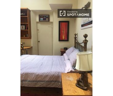Ensuite room in 5-bedroom apartment in Churchtown, Dublin - Photo 2