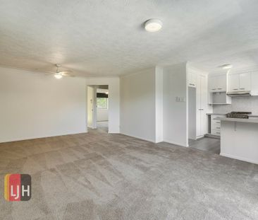 AIR CONDITIONED 2 BEDROOM UNIT - WALK TO TRAIN STATION ! - Photo 4