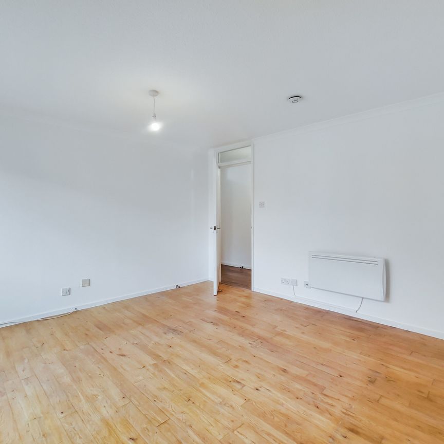 Spring Close, RM8 - Photo 1