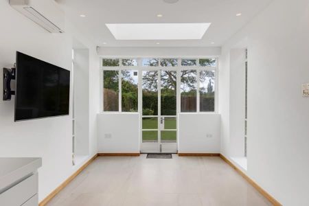 6 Bedroom House To Let - Photo 3