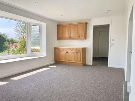 4 bedroom detached bungalow to rent - Photo 2