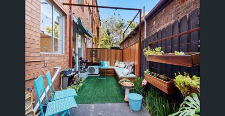 Snug St Kilda Apartment with Private Courtyard - SHORT TERM LEASES AVAILABLE - Photo 5