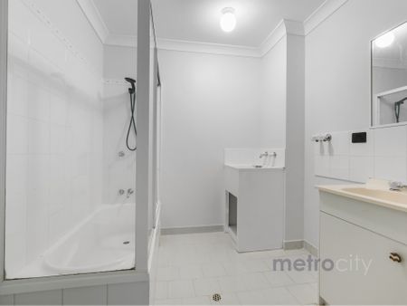 This 2 Bed, 2 bath with air con is calling your name! - Photo 2