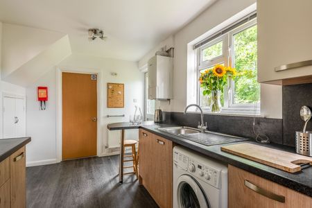 5 Bed Semi-Detached House, Hillside, BN2 - Photo 4