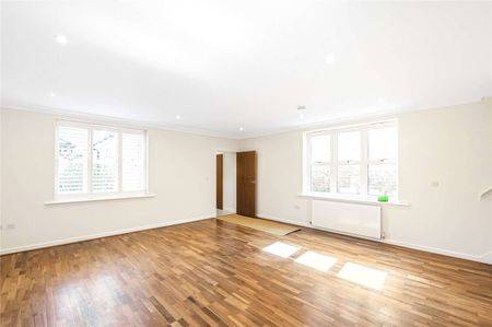 A recently refurbished four bedroom house, set close to the centre of Putney. - Photo 3