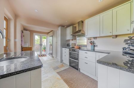 3 bedroom semi-detached house to rent - Photo 5