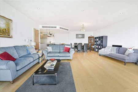 An immaculate 3 bedroom apartment with river views. - Photo 2