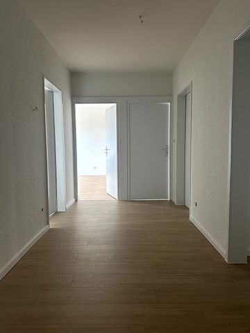 BEZUGSFREIE, FRISCH RENOVIERTE 4 ZIM.-WOHNUNG MIT BALKON IM HERZEN VON LANK-LATUM - Foto 4