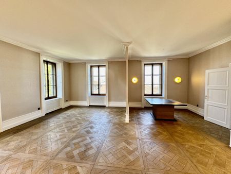 Superb renovated apartment in the heart of the old town - Photo 2