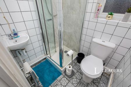 4 bedroom detached house to rent - Photo 3