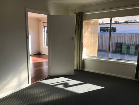 Ideally located 2 bedroom unit - ready to move in now! - Photo 4