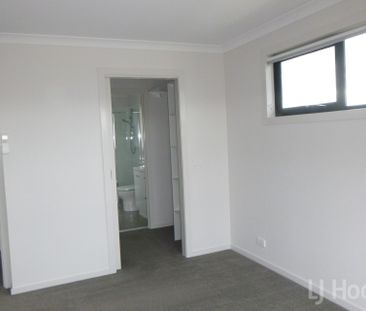 Three Bedroom Ensuite Terrace House in Googong - Photo 5