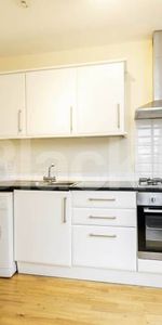 Located on the sought-after Eversley Park Road, this well-presented two-bedroom, one-bathroom property offers stylish, comfortable living in a convenient location - Photo 3