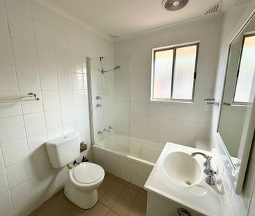 3 BEDROOM HOME IN PRIME LOCATION + WATER INCLUDED - Photo 5