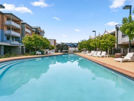 Resort-Style Ground Floor Apartment - Photo 4