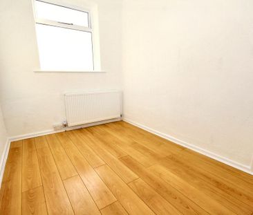 3 bedroom end of terrace house to rent - Photo 4