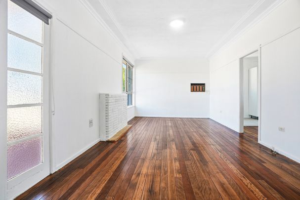 Freshly Painted 3 Bedroom Home, Renovated Kitchen, Fantastic Location! - Photo 1