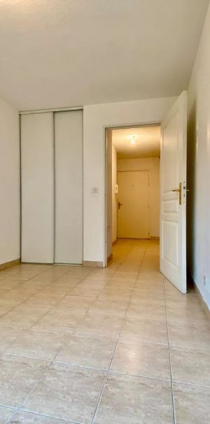 2 PIECES AVEC JARDIN ET PISCINE - Photo 1