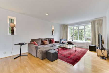 A well presented five bedroom detached family house situated in a quiet cul de sac just 0.6 of a mile from Cobham & Stoke d'Abernon station - Photo 2