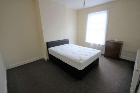 Woodview Place Woodview Place, Leeds, LS11 - Photo 2