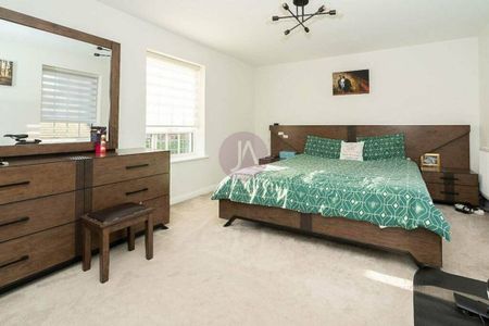 4 bedroom House to rent in Hubert Crescent, Bushey, Hertfordshire, WD23 - Photo 5