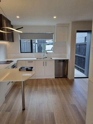 Modern 3-Bedroom Townhouse Backing onto Park - ... - Photo 1