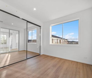 Luxury Living with 3 Private Ensuites - A Rare Find! - Photo 2