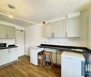 1 bedroom in a house share to rent - Photo 4