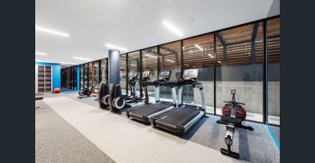 Fully furnished Luxurious 2-Bedroom Apartment with Study and Stunning Views Opposite Albert Park Lake - Photo 3