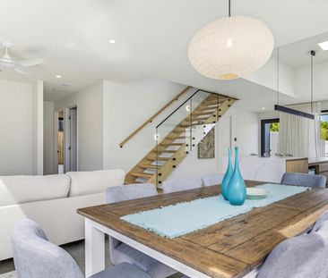 Fully Furnished Modern Home - Photo 3