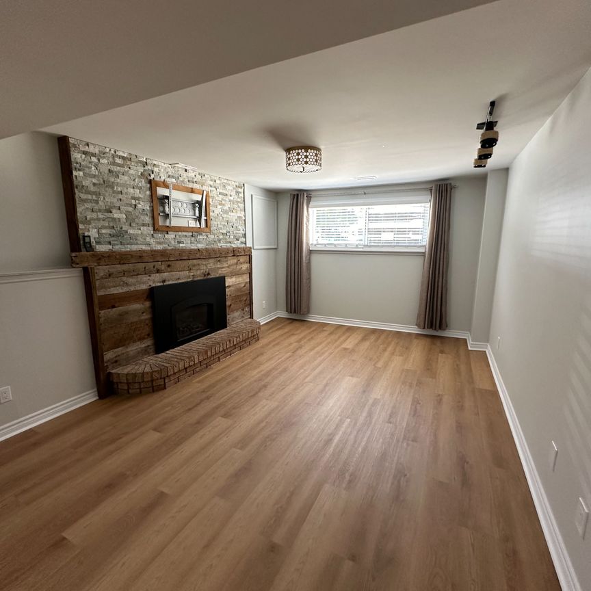 For Lease - 36 Inglewood Court Unit# B, Grimsby, Ontario - Photo 1