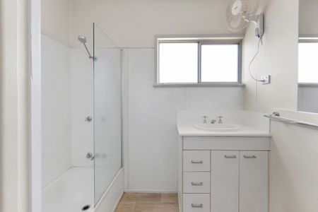 3 BEDROOM HOME, CLOSE TO EVERYTHING! - Photo 2