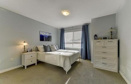 3 bed/2.5 bath Townhouse in Glenmore - Photo 5