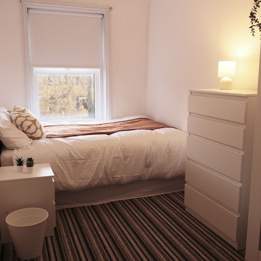 LUXURY ROOMS AVAILABLE - NO DEPOSIT!! - Photo 1